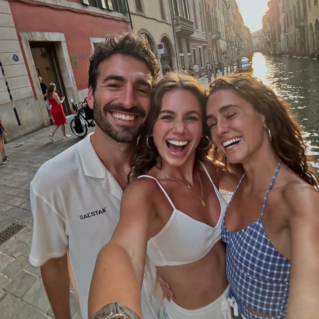 Amigos brasileiros num canal de Veneza ao pôr do sol